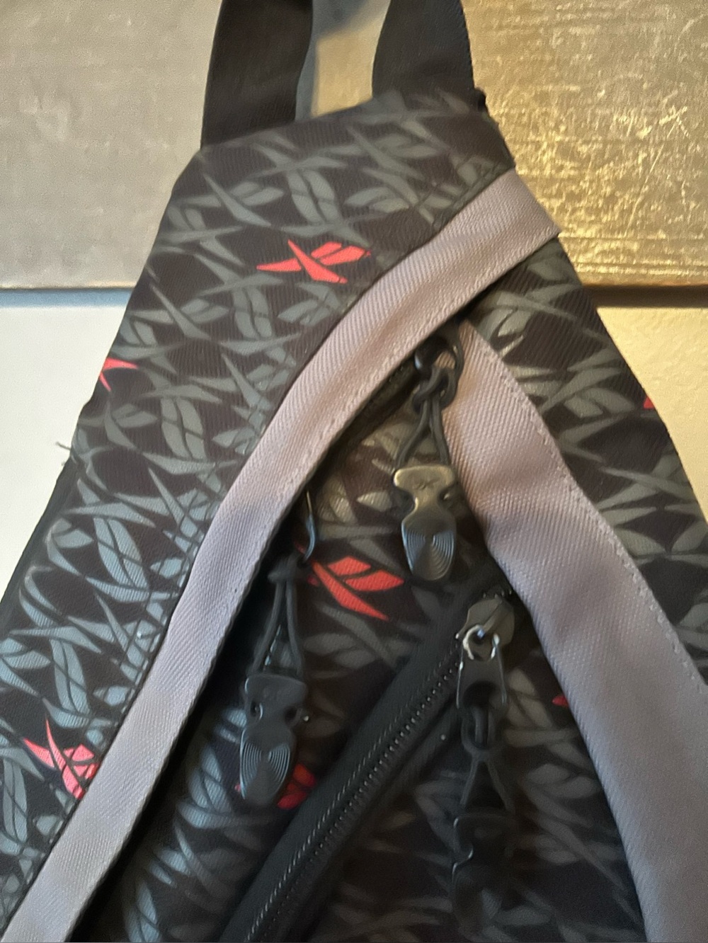 Reebok sling sports bag / like new - Picture 6 of 15